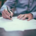 Documentación de seguro de vida y préstamo revisada en un despacho en Tenerife